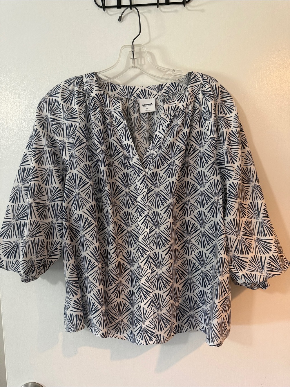 Sonoma Navy and White V-Neck Puff Sleeve Blouse with Fan Print